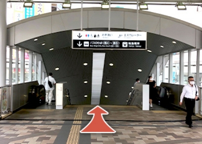 階段・エスカレーターを降りる
