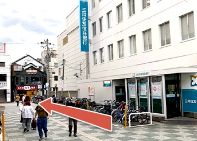 三井住友信託銀行 高槻支店前を直進