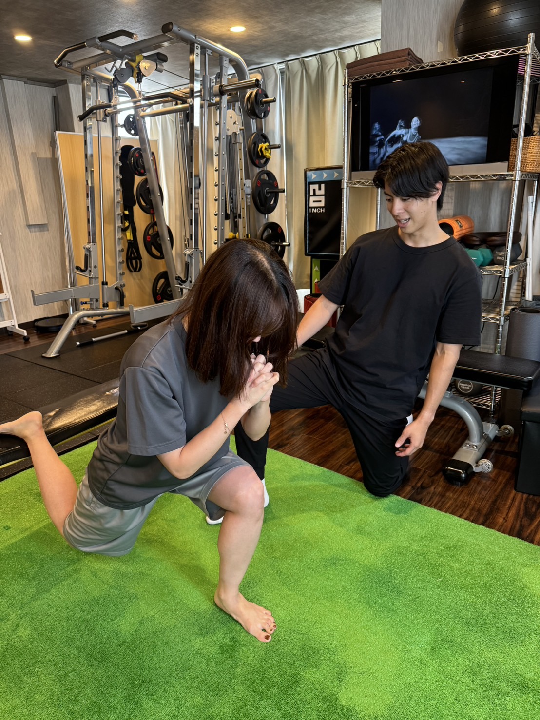 BREEZE高槻店でトレーナーが女性のお客様の動きとフォームを確認している様子