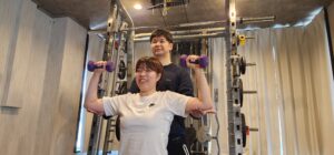 千里丘で姿勢改善に取り組む女性のパーソナルトレーニング風景